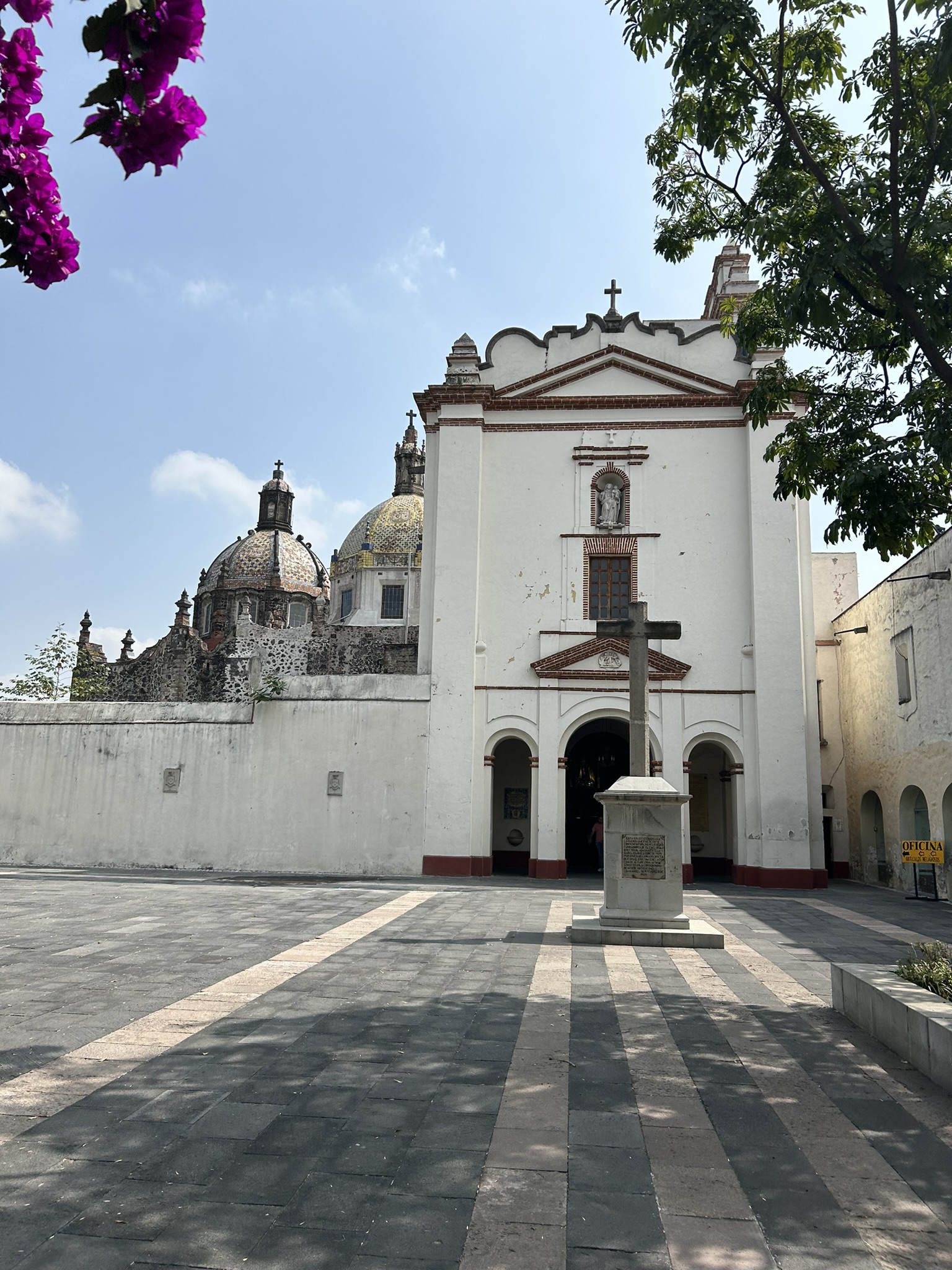 Museo de El Carmen reinventa la tradición en la Feria de las Flores con flores hechas de botellas PET recicladas