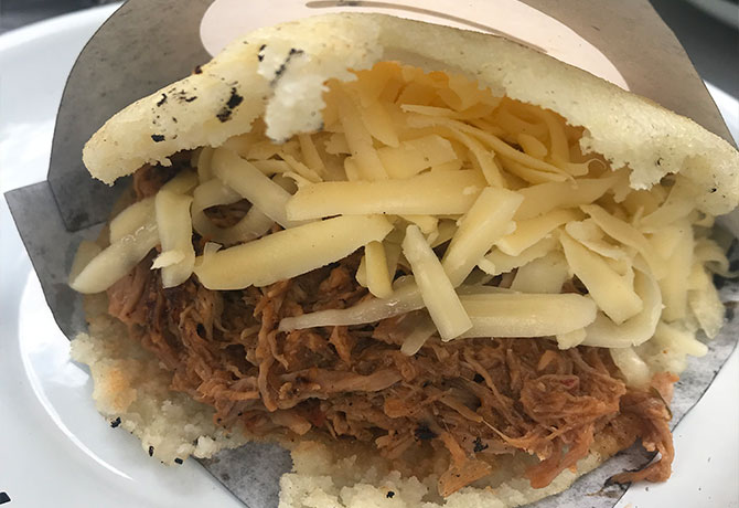 Órale Arepa, un rincón de sabores venezolanos en CDMX