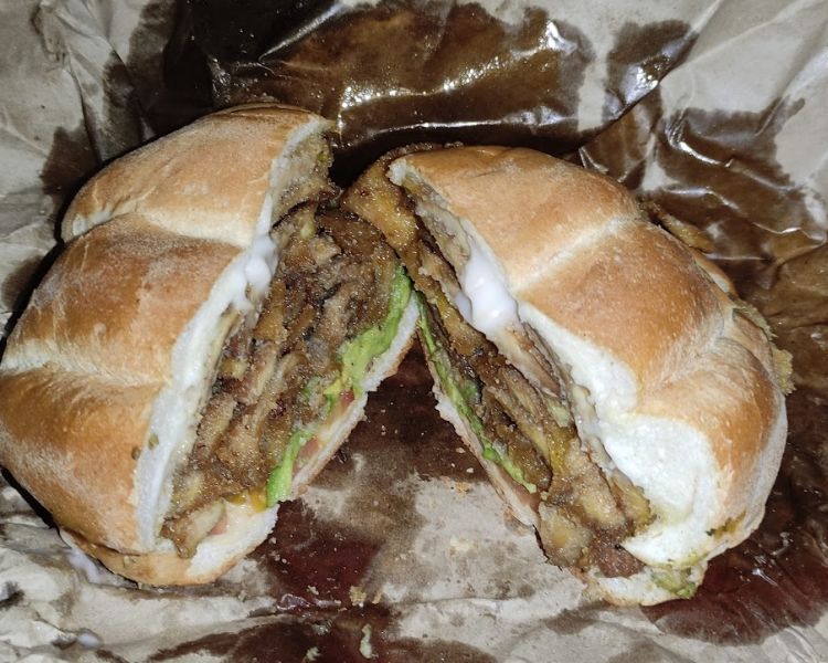 Tortas de Vallejo, tortas gigantes de lengua y otras delicias en La Raza