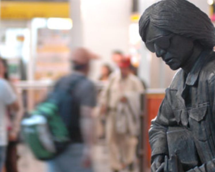 Escultura Rockdrigo González, el profeta del nopal en el Metro Balderas