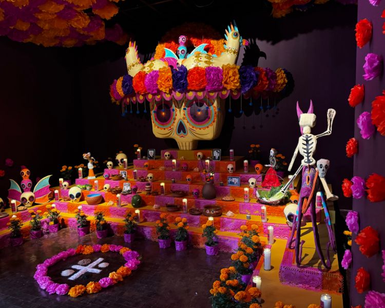 Altar por la Paz y la Esperanza en el Museo de Arte Popular: Una Obra Colectiva de Tradición y Solidaridad