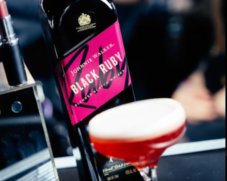 La Fusión Perfecta: Johnnie Walker Black Ruby y Alfredo Martínez Reinventan el Coctel en la Pasarela