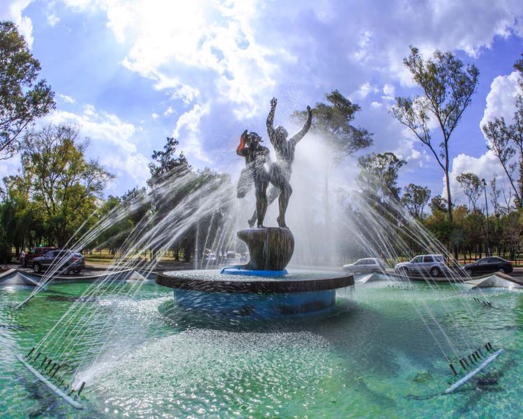 Muchachas Corriendo o Fuente de las Ninfas, un tributo a la cultura indígena en Chapultepec