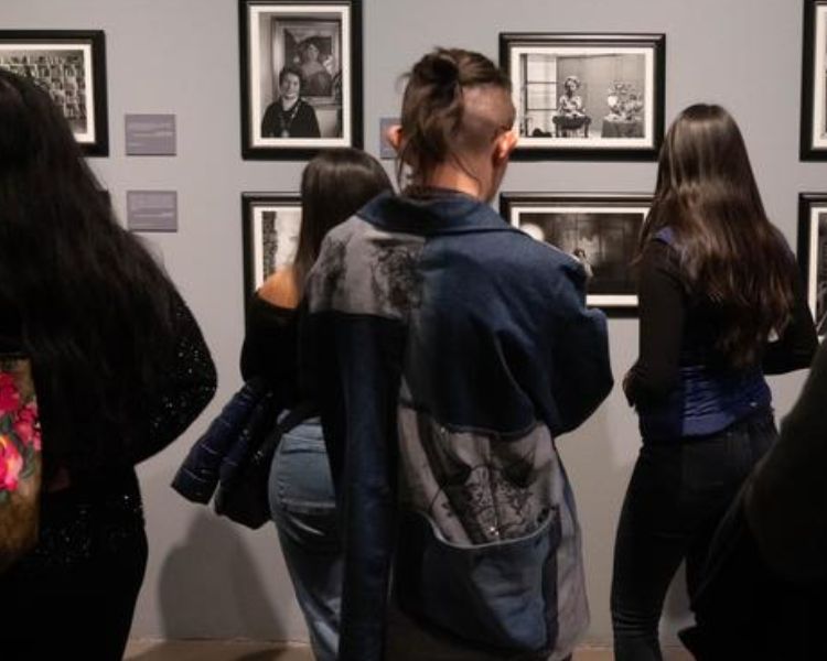 “Mujeres de Letras: Retratos de Barry Domínguez” celebra a las escritoras mexicanas en el Colegio de San Ildefonso