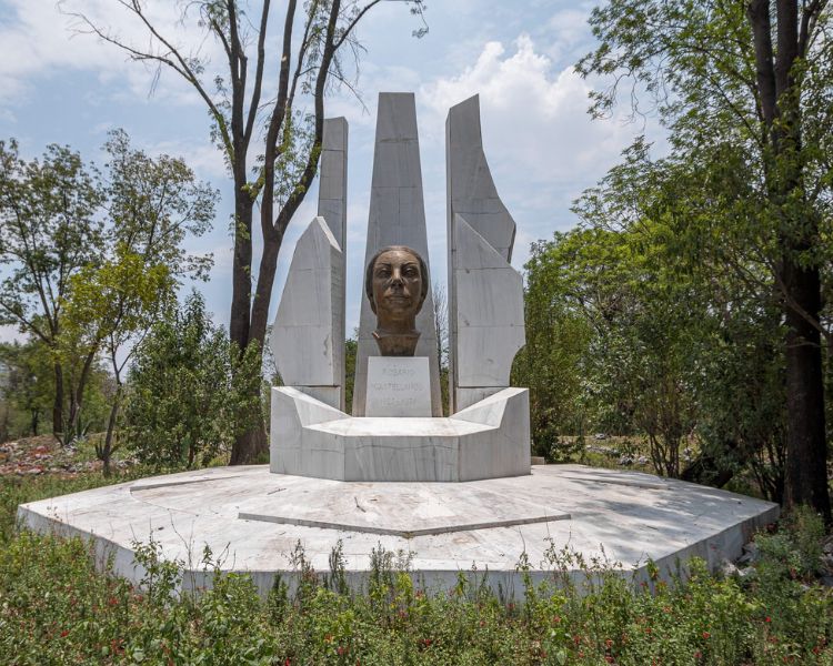 Parque y Monumento Rosario Castellanos, un homenaje a la icono Literaria y Feminista de México en Chapultepec