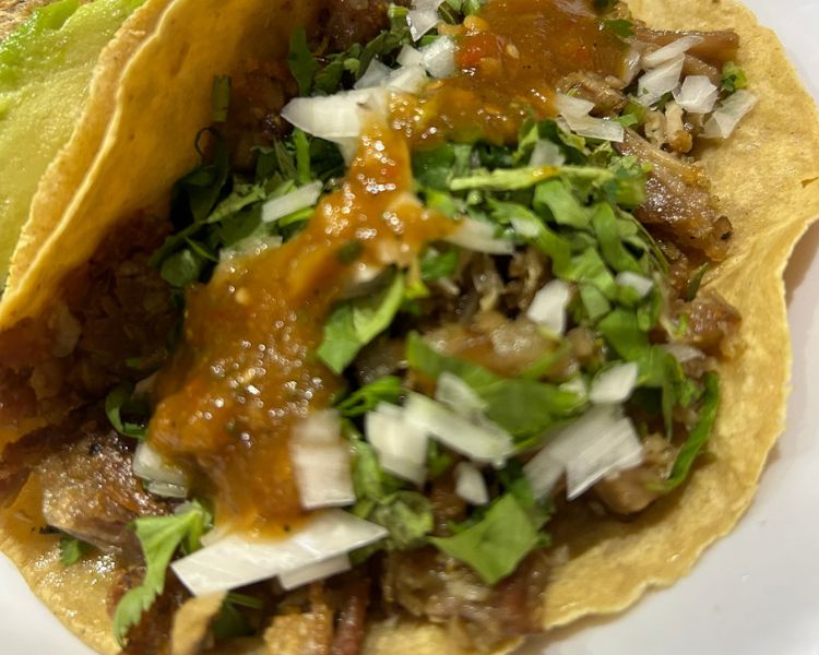 Tacos Los Callejeros, carnitas, guisado, pastor y otros antojos en el Centro Histórico