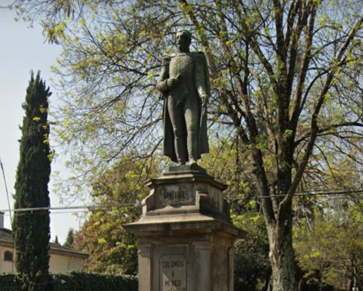 Estatua de Francisco de Paula Santander, un tributo a la independencia de Colombia en las Lomas