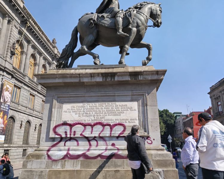 Restauración de “El Caballito”: Limpieza y Conservación de un Monumento Histórico en el Corazón de la Ciudad de México