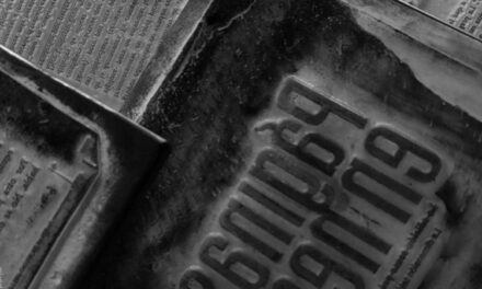 Descubre La Biblioteca Negra: Una Fusión Entre Arte, Libros y Performancia Editorial