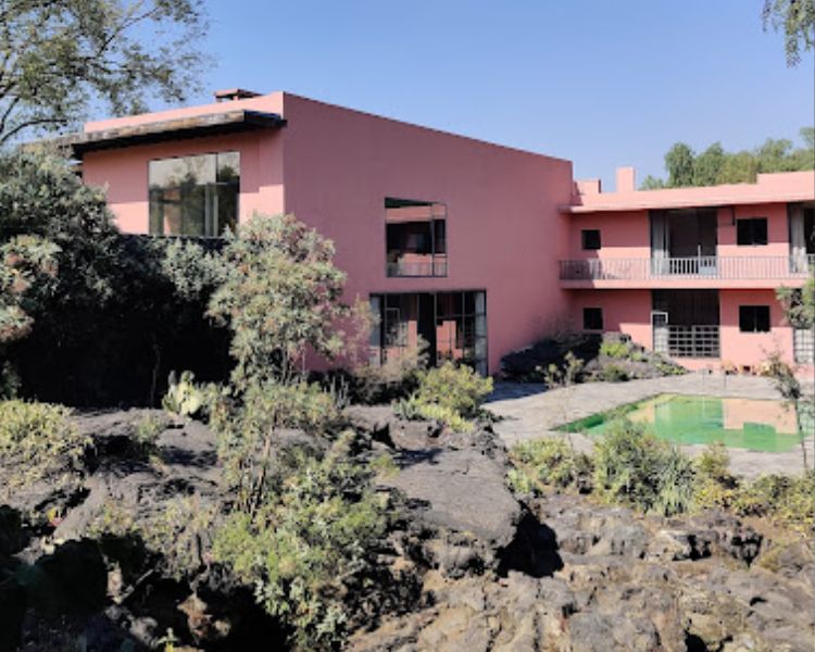 Casa Pedregal, un rincón de historia y modernidad creado por Luis Barragán en roca volcánica