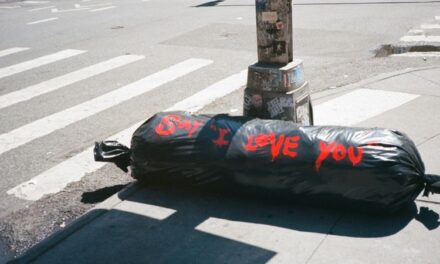 Gestures of Love: Kelly Santos Redefine el Amor a Través del Arte Contemporáneo en la CDMX