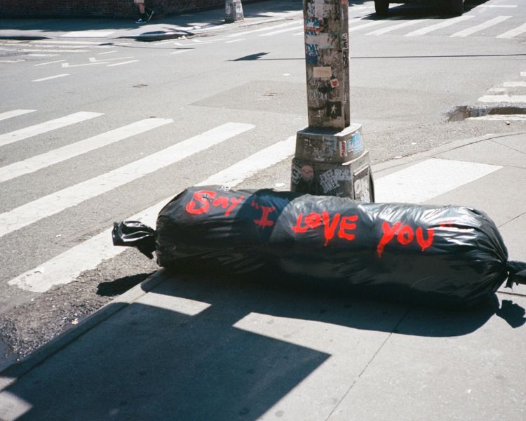 Gestures of Love: Kelly Santos Redefine el Amor a Través del Arte Contemporáneo en la CDMX