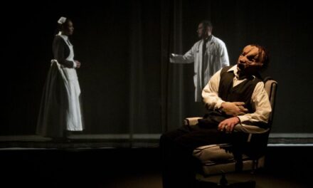 El hombre elefante: un conmovedor homenaje a la belleza de ser diferente en el Teatro Helénico