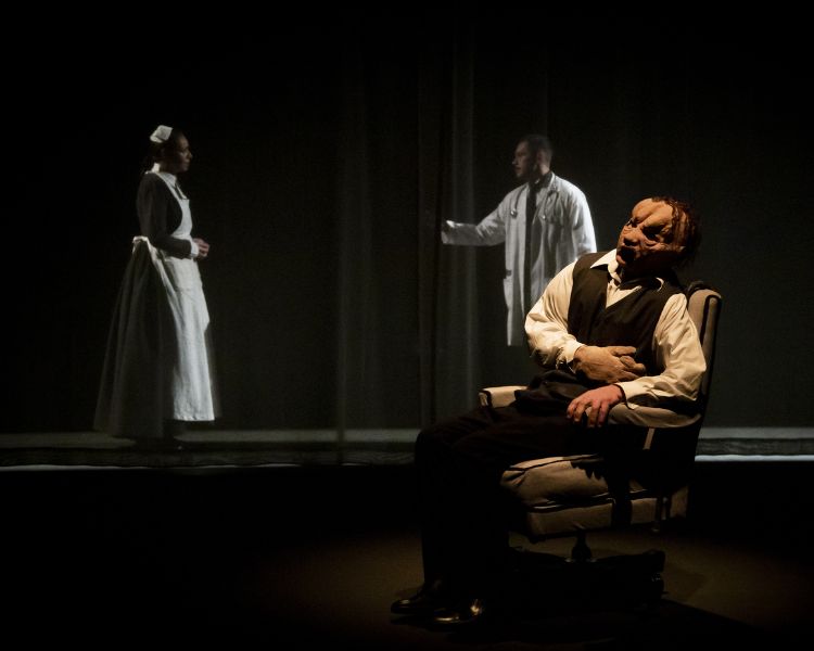 El hombre elefante: un conmovedor homenaje a la belleza de ser diferente en el Teatro Helénico