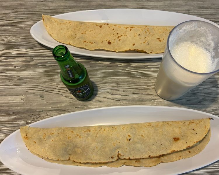 Las Jirafas y la Mula, quesadillas de medio y chelas metro en Santa María la Ribera