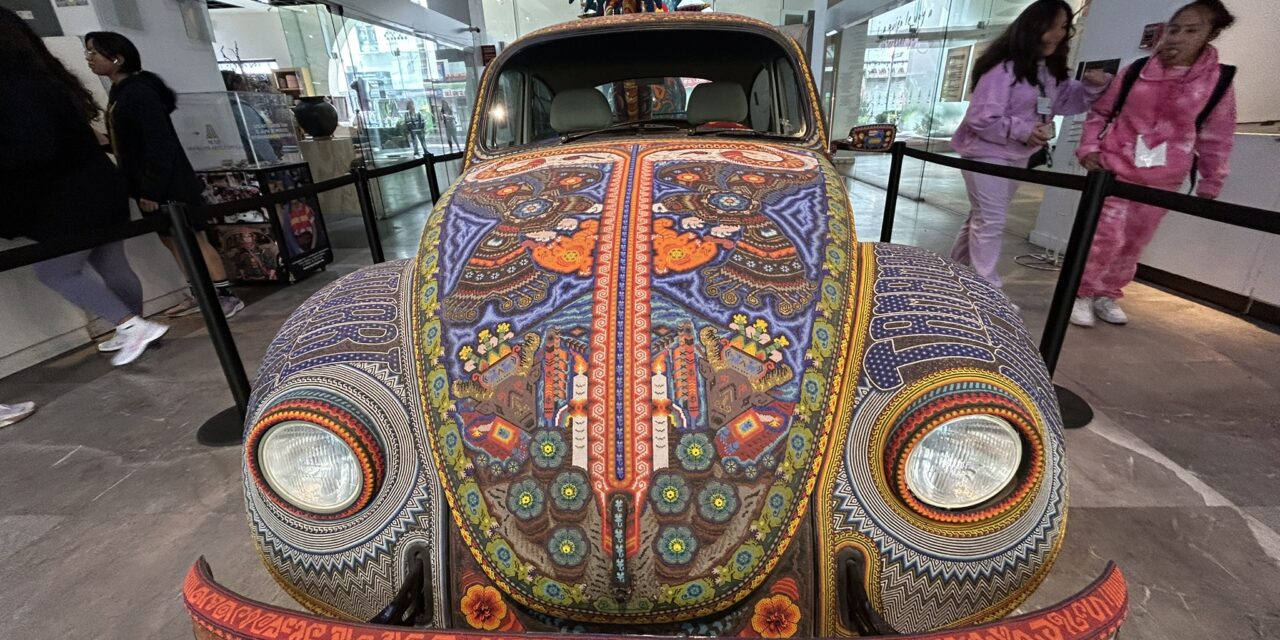Vochol, descubre el Vocho (VW) cubierto con Arte Huichol en el Museo de Arte Popular
