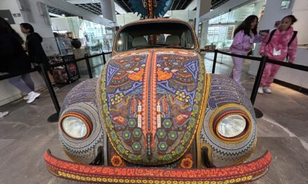 Vochol, descubre el Vocho (VW) cubierto con Arte Huichol en el Museo de Arte Popular