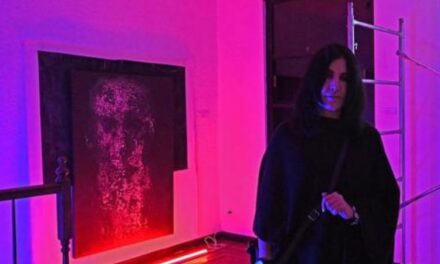 Descubre el video mapping y la instalación de Aida Petit en homenaje a Alejo Carpentier en el Salón de la Plástica Mexicana