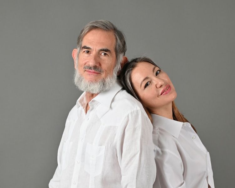 Asombrosía: la comedia que desafía la monogamia y replantea el amor libre