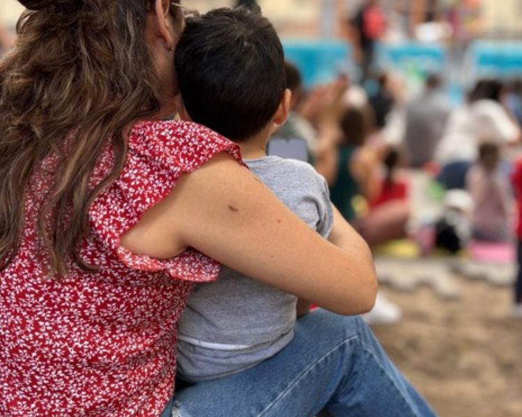 Curso gratuito sobre arte y primera infancia con Alas y Raíces: aprende a crear vínculos a través de los lenguajes artísticos