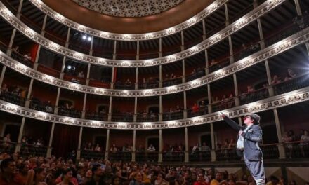 Parrot Contestatario: Una Comedia de Improvisación que Reflexiona sobre la Identidad y la Memoria Histórica en el Foro La Gruta