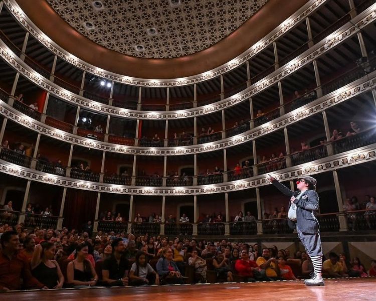 Parrot Contestatario: Una Comedia de Improvisación que Reflexiona sobre la Identidad y la Memoria Histórica en el Foro La Gruta