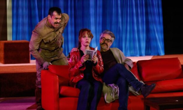 Entre Pancho Villa y una mujer desnuda recorre CDMX con teatro gratis en distintas sedes