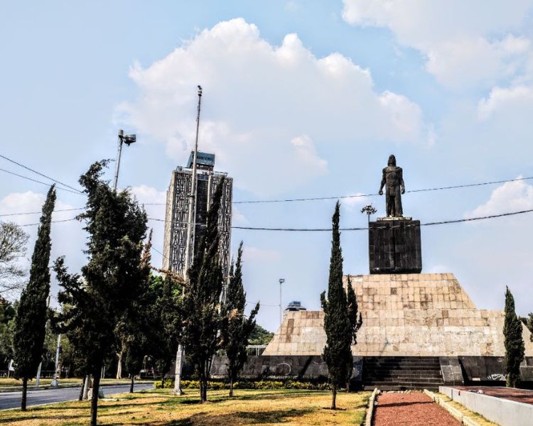 Glorieta de Cuitláhuac, un Monumento a la Historia Mexicana en Paseo de la Reforma