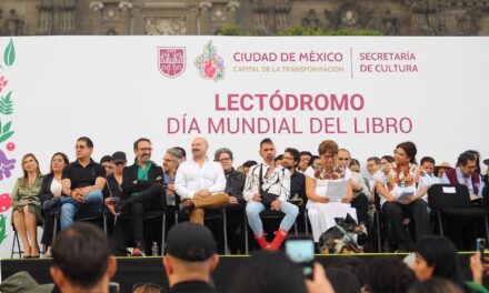 Lectódromo CDMX: 10 mil personas se lanzan al Zócalo a escuchar lecturas con celebridades y salen con libros gratis