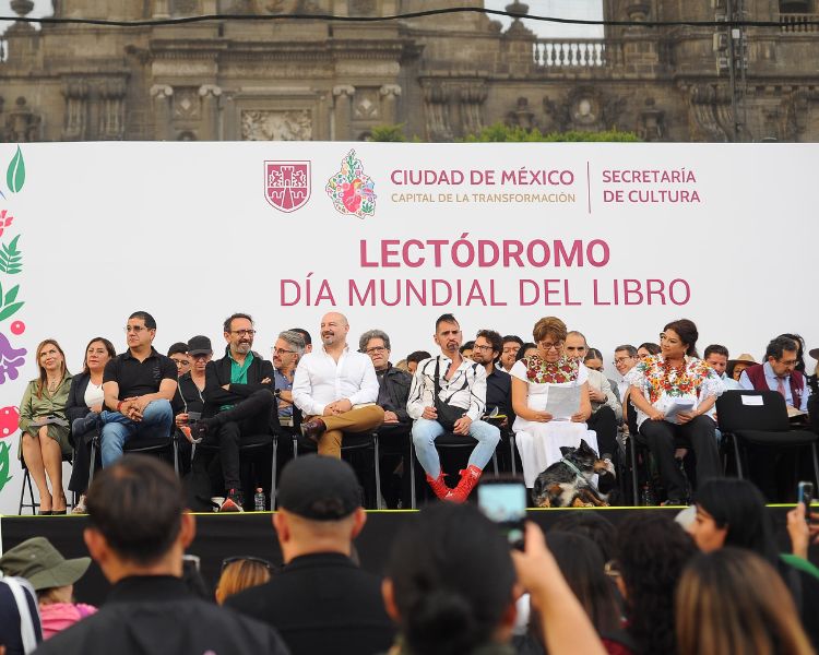 Lectódromo CDMX: 10 mil personas se lanzan al Zócalo a escuchar lecturas con celebridades y salen con libros gratis