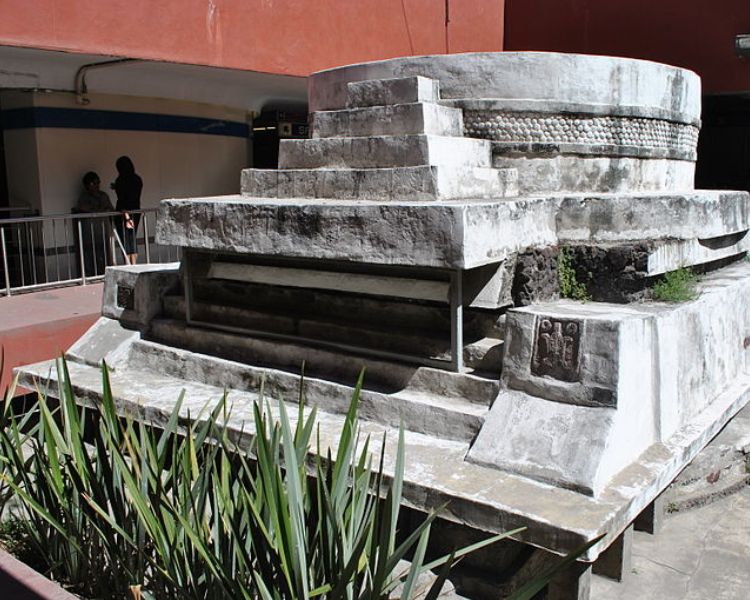 Metro Pino Suárez, revolución y dioses prehispánicos en el Centro Histórico