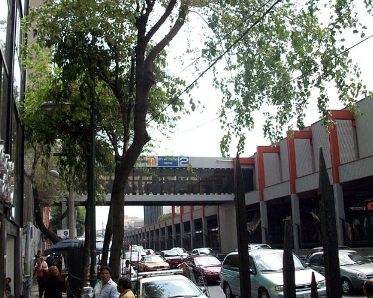 Metro San Antonio Abad, un estación con un pasado religioso y textil
