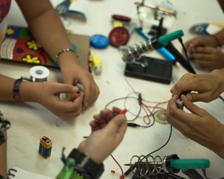 Talleres de Inteligencia Artificial para Niños: ¡Explora el Futuro en el Laboratorio Arte Alameda!