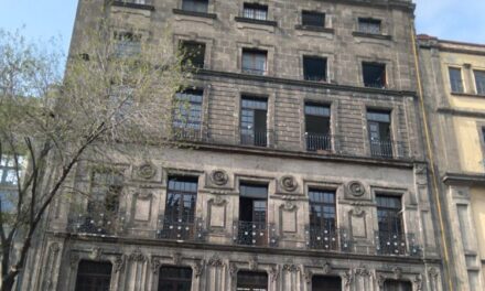 Edificio Cántabro, una joya olvidada con atlantes en pleno Centro Histórico