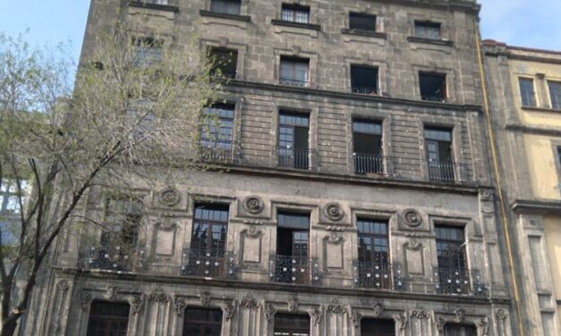 Edificio Cántabro, una joya olvidada con atlantes en pleno Centro Histórico