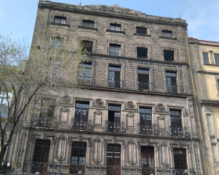 Edificio Cántabro, una joya olvidada con atlantes en pleno Centro Histórico
