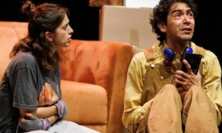 Mil veces no: una comedia apocalíptica que explora el amor propio entre piñatas, cuchillos y fantasmas emocionales