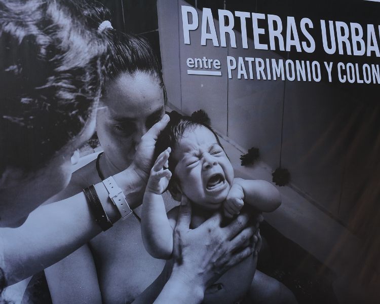 Parteras Urbanas: una exposición fotográfica que reivindica el parto libre y el conocimiento ancestral en Chapultepec
