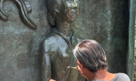 Restauran el mausoleo de Rosario Castellanos en la Rotonda de las Personas Ilustres