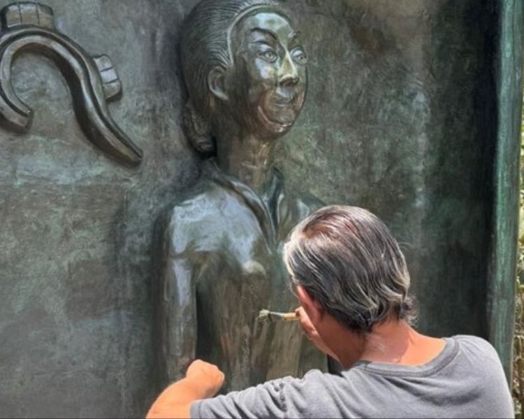 Restauran el mausoleo de Rosario Castellanos en la Rotonda de las Personas Ilustres