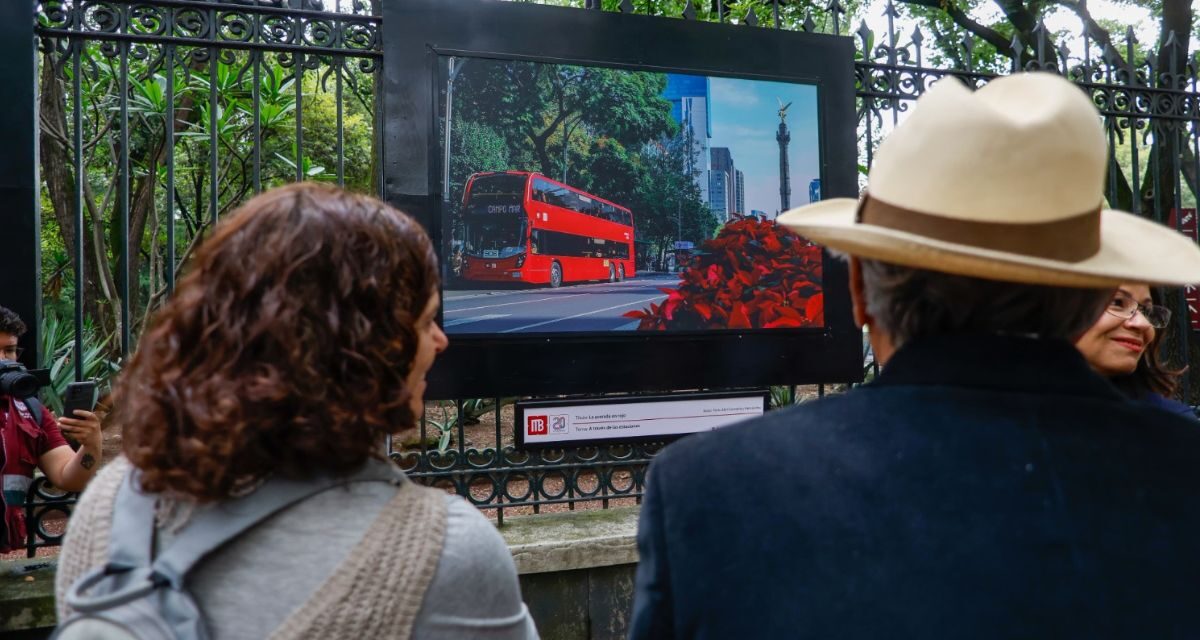 20 años moviendo a la ciudad: el Metrobús celebra su aniversario con una exposición fotográfica en Chapultepec