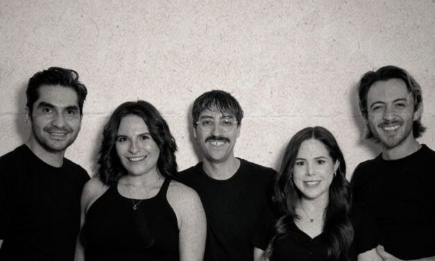 Cazando Estrellas Fugaces: una comedia romántica que enciende el escenario de La Teatrería en CDMX