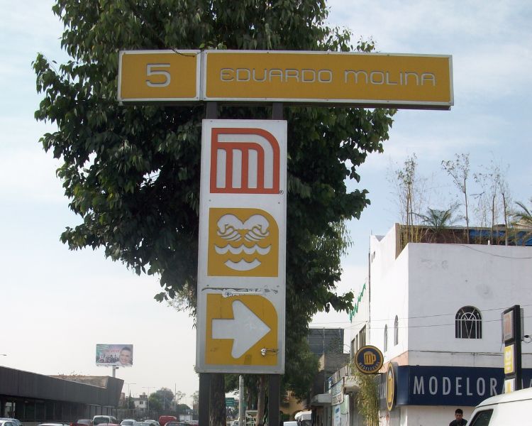 Metro Eduardo Molina, entre historia hidráulica y arte mural