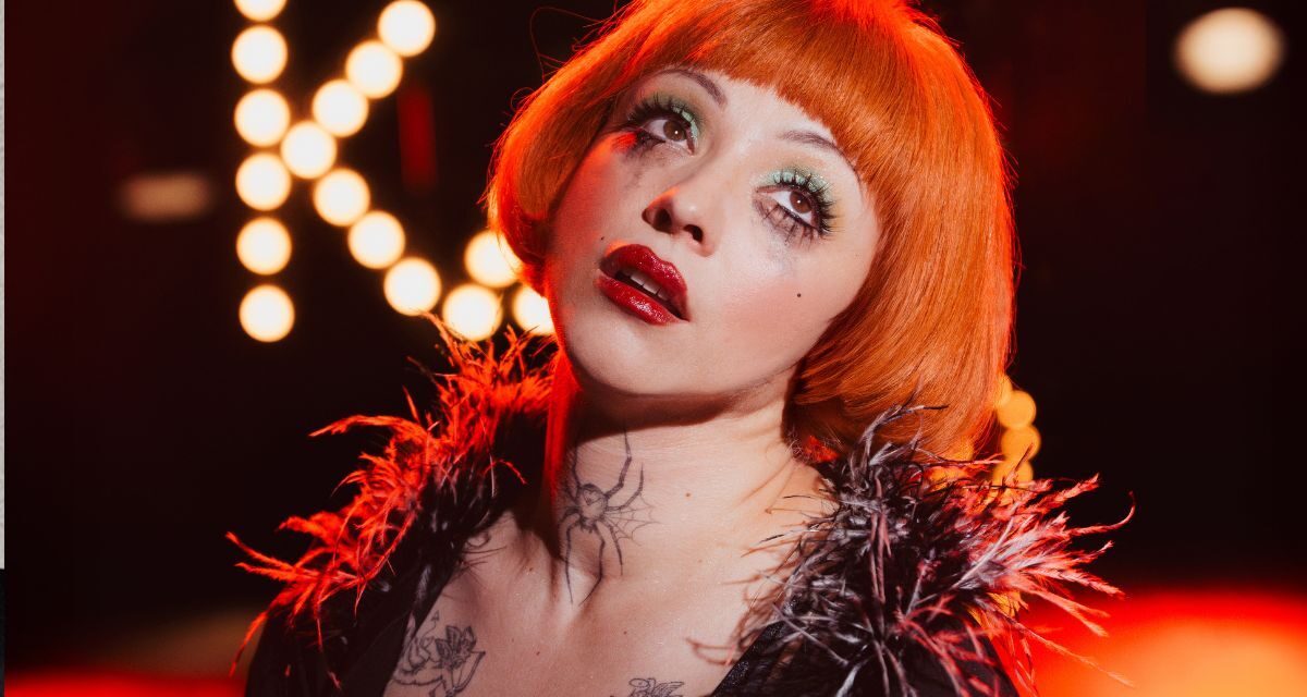 Mon Laferte lanza “Esto es amor” con Conociendo Rusia: sensualidad y soul al estilo vintage