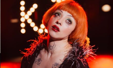 Mon Laferte se convierte en Sally Bowles en el musical “Cabaret” en el Teatro Insurgentes