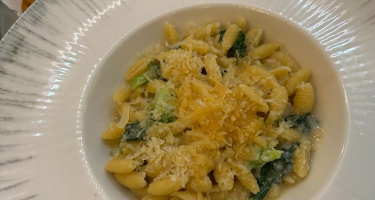 Taller de pasta fresca en Ninna Pastificio una experiencia italiana para aprender a cocinar en Santa María la Ribera