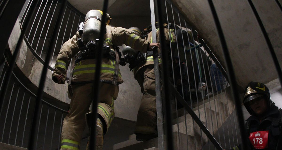 Subir hasta el cielo: récord de participación en la 6ª Carrera Vertical del Heroico Cuerpo de Bomberos CDMX en University Tower