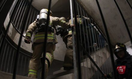 Subir hasta el cielo: récord de participación en la 6ª Carrera Vertical del Heroico Cuerpo de Bomberos CDMX en University Tower