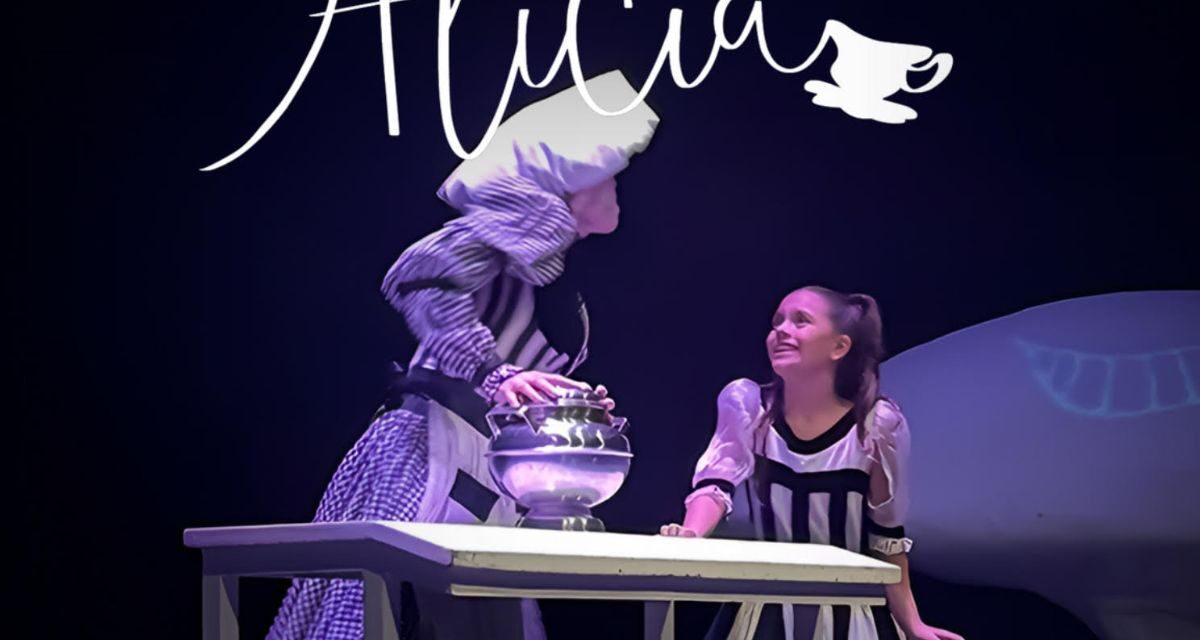 Alicia: un viaje teatral en blanco y negro al subconsciente, ideal para toda la familia en Un Teatro