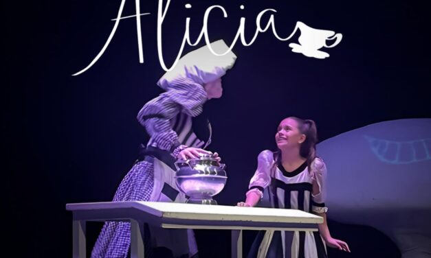 Alicia: un viaje teatral en blanco y negro al subconsciente, ideal para toda la familia en Un Teatro